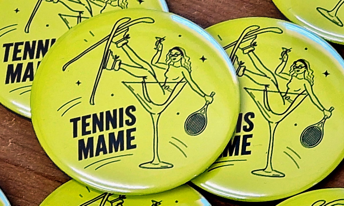 Dejansko izdelane rumene športne broške Tennis Mame na delovni površini